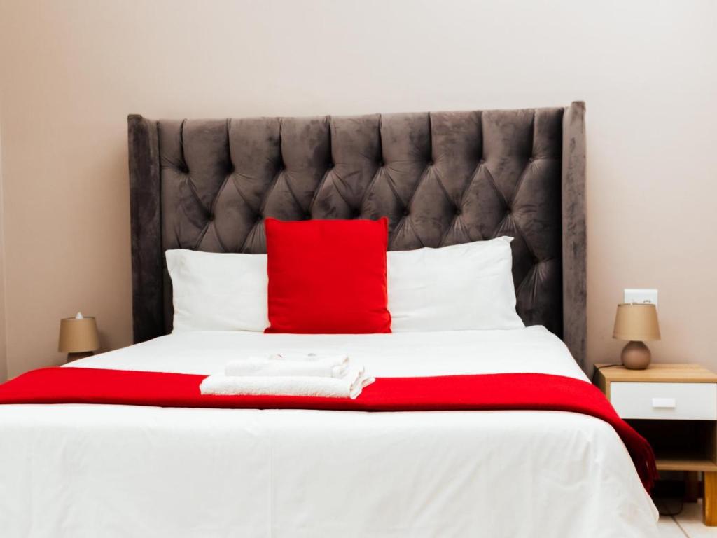 Postel nebo postele na pokoji v ubytování Ngwenya City Hotel