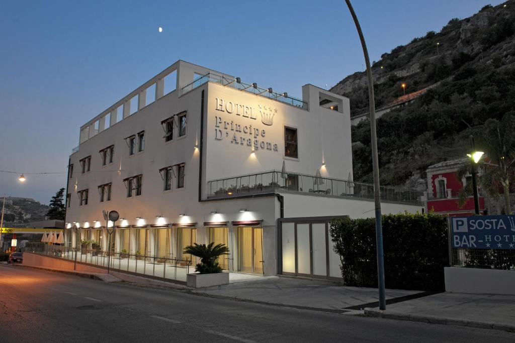 een groot wit gebouw aan de straatkant bij Hotel Principe d'Aragona in Modica