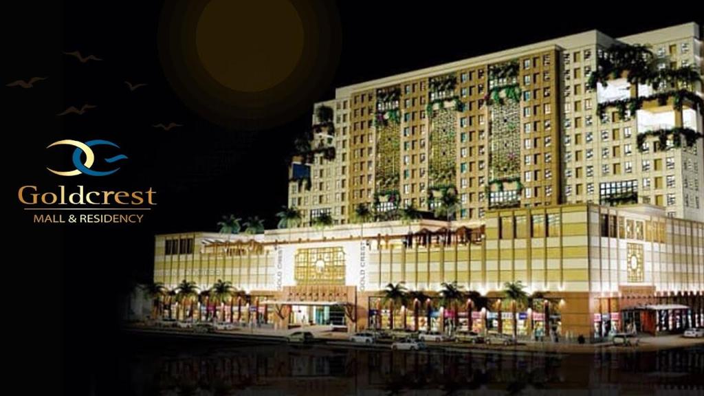 拉合爾的住宿－One Bed Appartment in GoldCrest Mall and residency DHA Lahore，一座棕榈树环绕的大建筑
