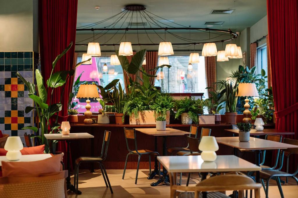 room2 Belfast Hometelにあるレストランまたは飲食店