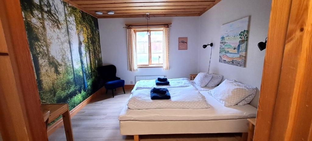 Viksjöfors的住宿－Skålsjögården Timber Lodge，一间卧室配有一张带两个枕头的床