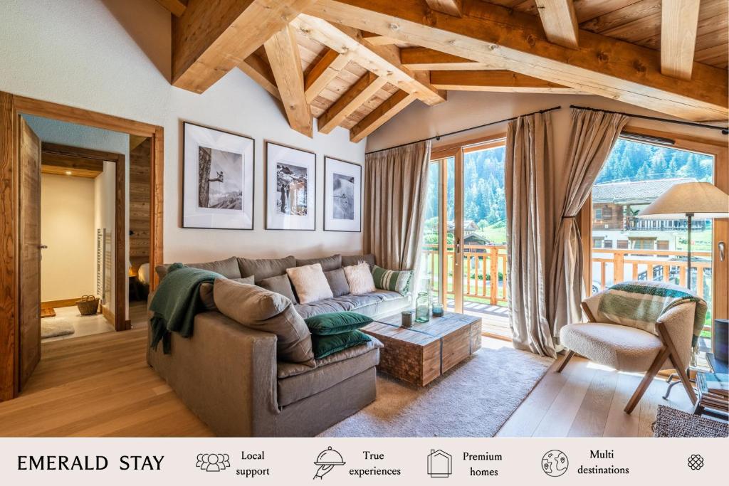 un salon avec un canapé et une table dans l'établissement Apartment Celosia Chamonix - by EMERALD STAY, à Chamonix-Mont-Blanc