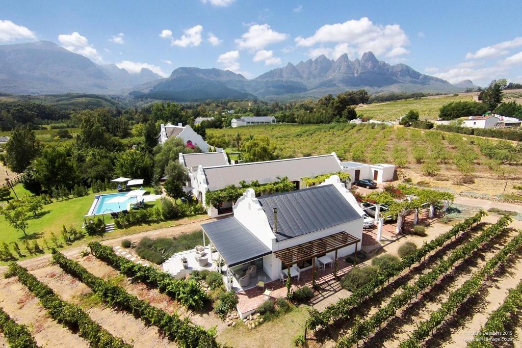 uma vista aérea de uma casa numa vinha em Dunstone Estate em Wellington