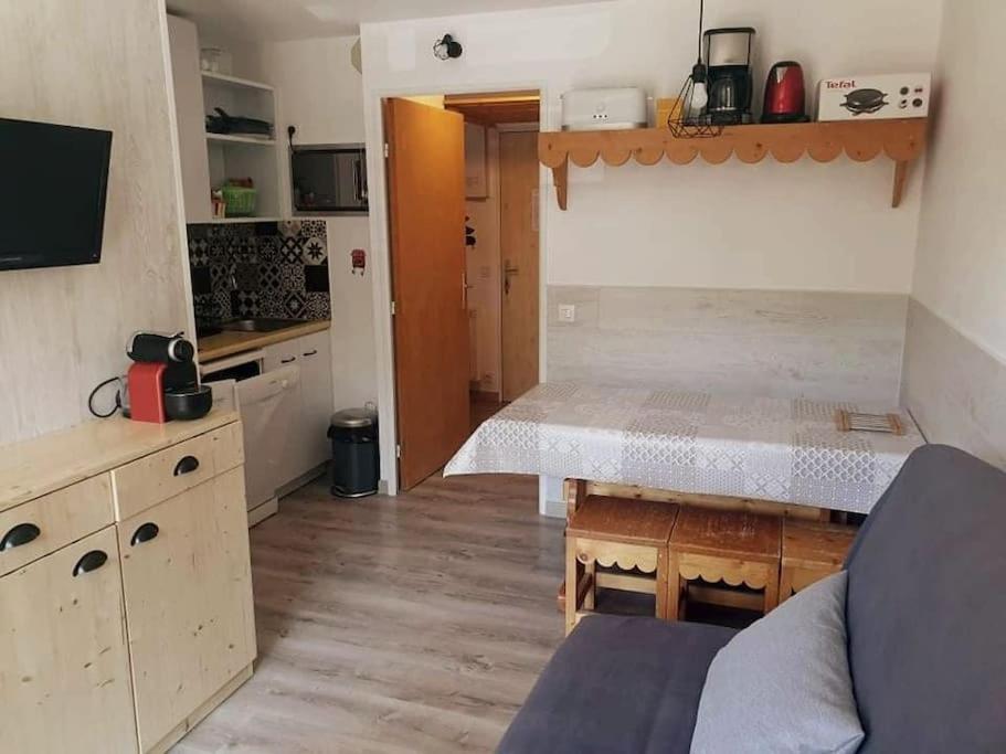 une petite cuisine avec une table dans une pièce dans l'établissement Appartement T2 , 4/5 couchages Station Risoul 1850, à Risoul