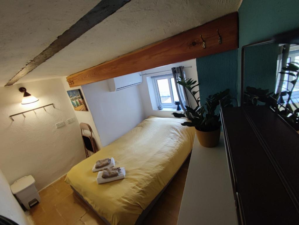 Postel nebo postele na pokoji v ubytování Cosy bedroom in a shared Maltese townhouse