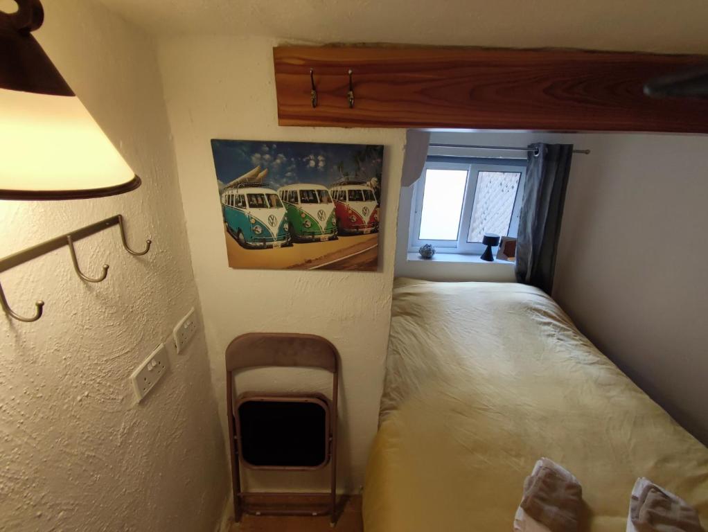Postel nebo postele na pokoji v ubytování Cosy bedroom in a shared Maltese townhouse