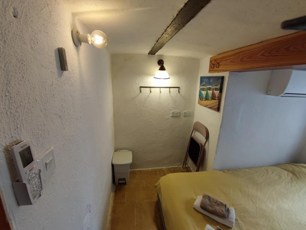 Postel nebo postele na pokoji v ubytování Cosy bedroom in a shared Maltese townhouse