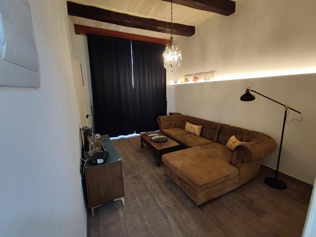 Posezení v ubytování Cosy bedroom in a shared Maltese townhouse