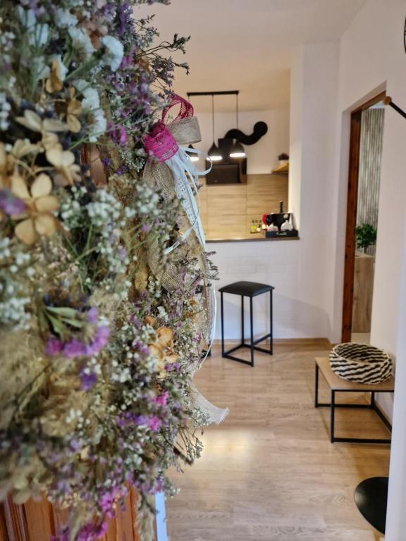 una sala de estar con un ramo de flores en la pared en Apartament Mar&Mel en Głuchołazy