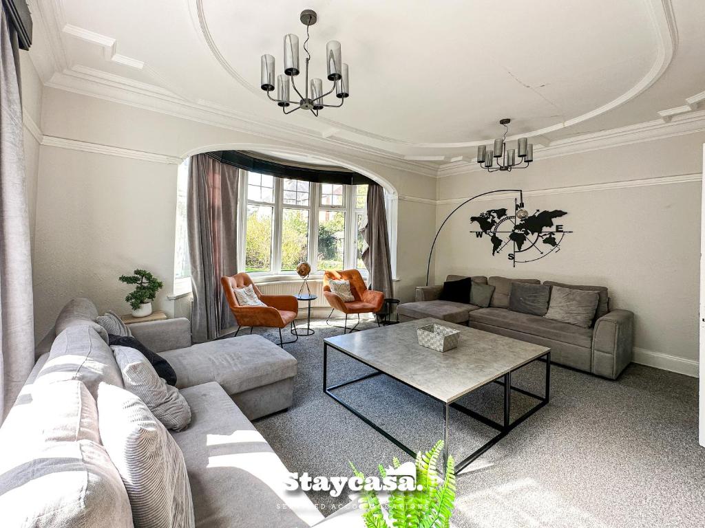 sala de estar con sofá y mesa en Stunning 5bdr Detached King Suite Abode, en Leicester
