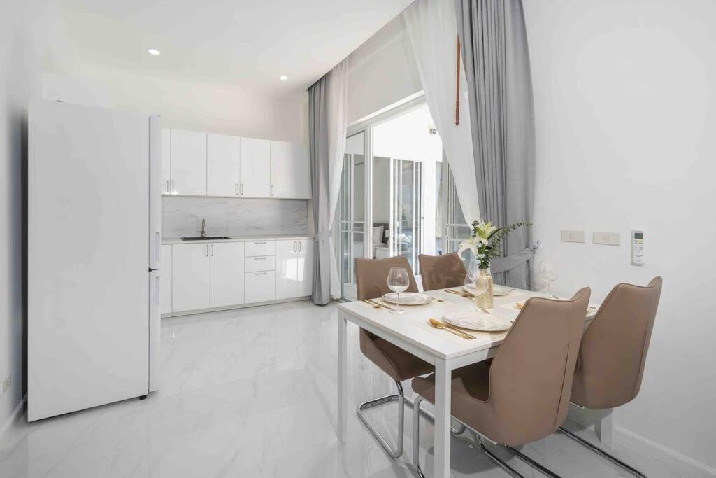 Kuchyň nebo kuchyňský kout v ubytování Brand New 3 Bedroom Pool Villa