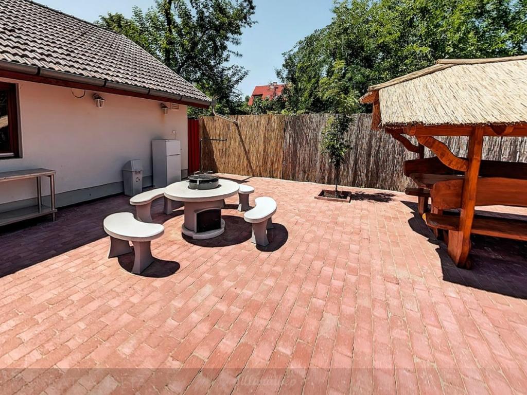 Patio nebo venkovní prostory v ubytování Pilóta Panzió