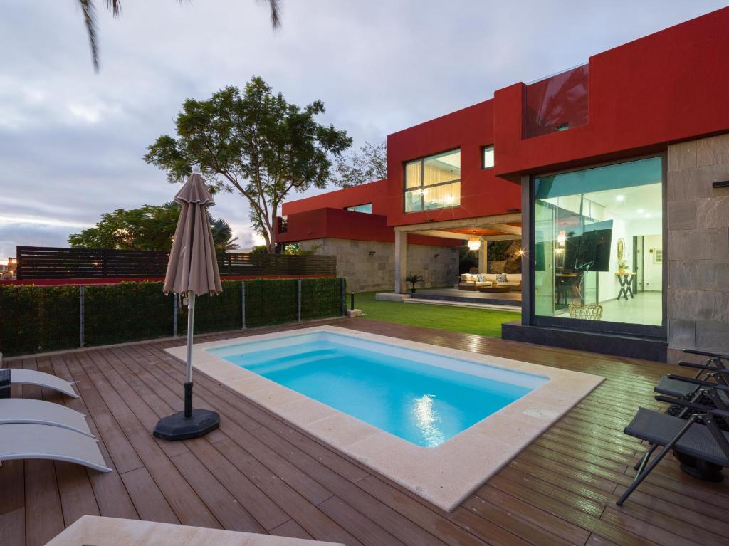 ein Swimmingpool im Hinterhof eines Hauses in der Unterkunft Salobre Golf Villas Tabaibas in Salobre