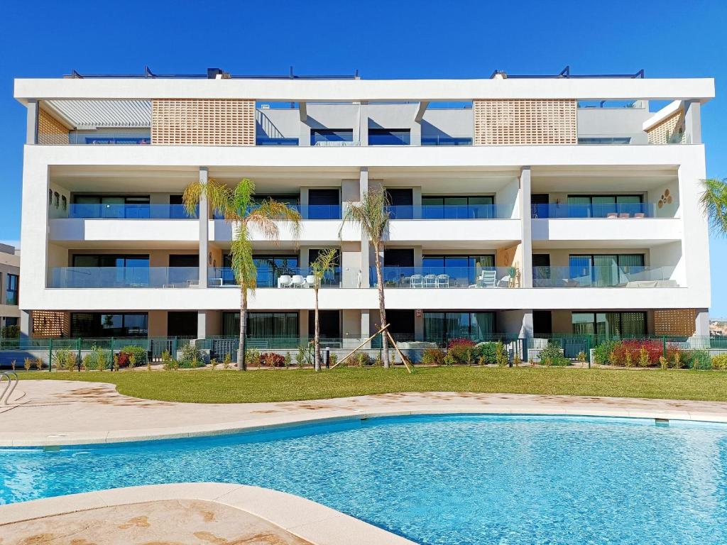 un immeuble d'appartements avec une piscine en face dans l'établissement Santa Rosalia Lake & Life Resort - 1310, à Torre-Pacheco