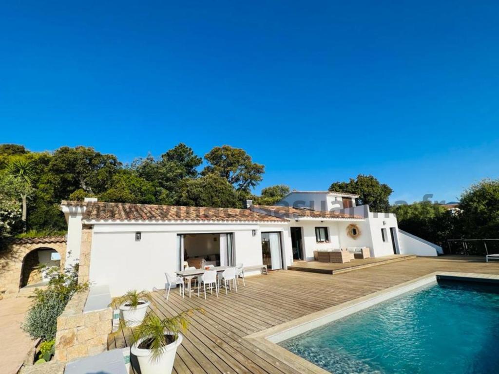 une villa avec piscine et une maison dans l'établissement Villa vue mer, piscine chauffée à Porto Vecchio, à Porto-Vecchio