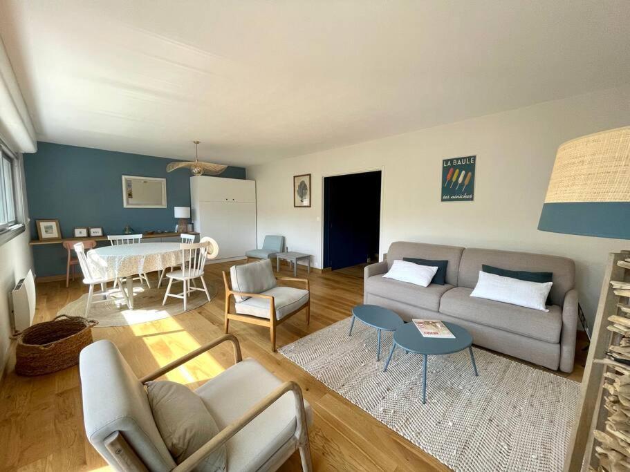- un salon avec un canapé et une table dans l'établissement Appartement résidence Les Faunes à La Baule, à La Baule