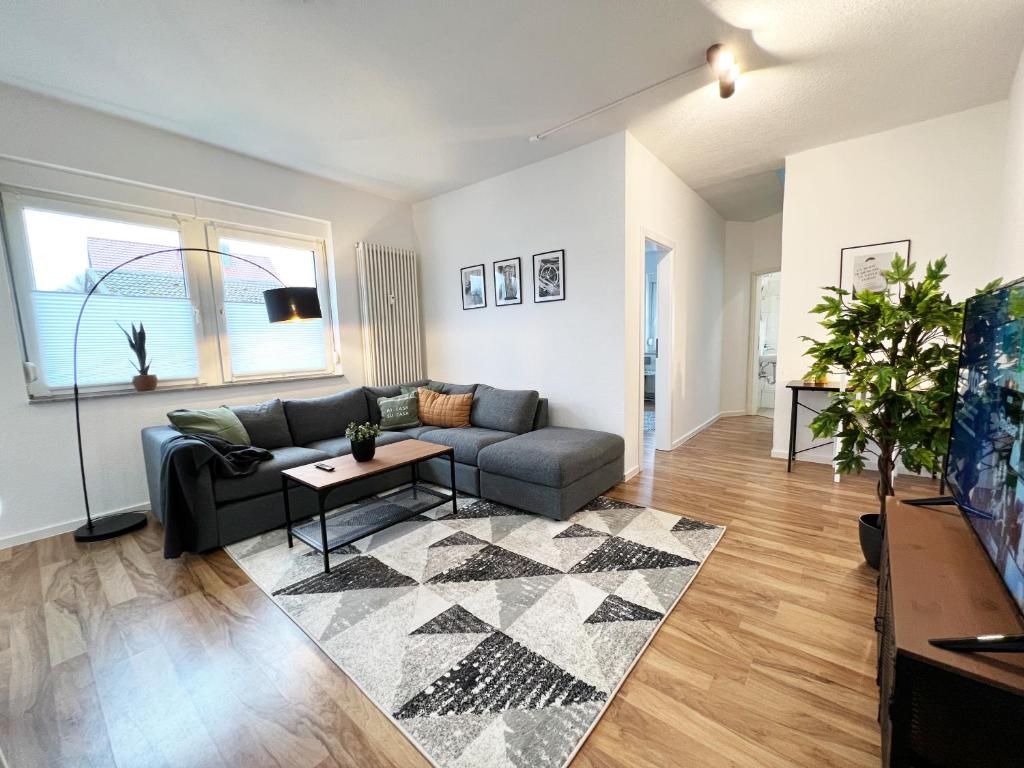 a living room with a couch and a table at Modern Ruhig 6 Gäste 110m2 Wlan in Momlingen