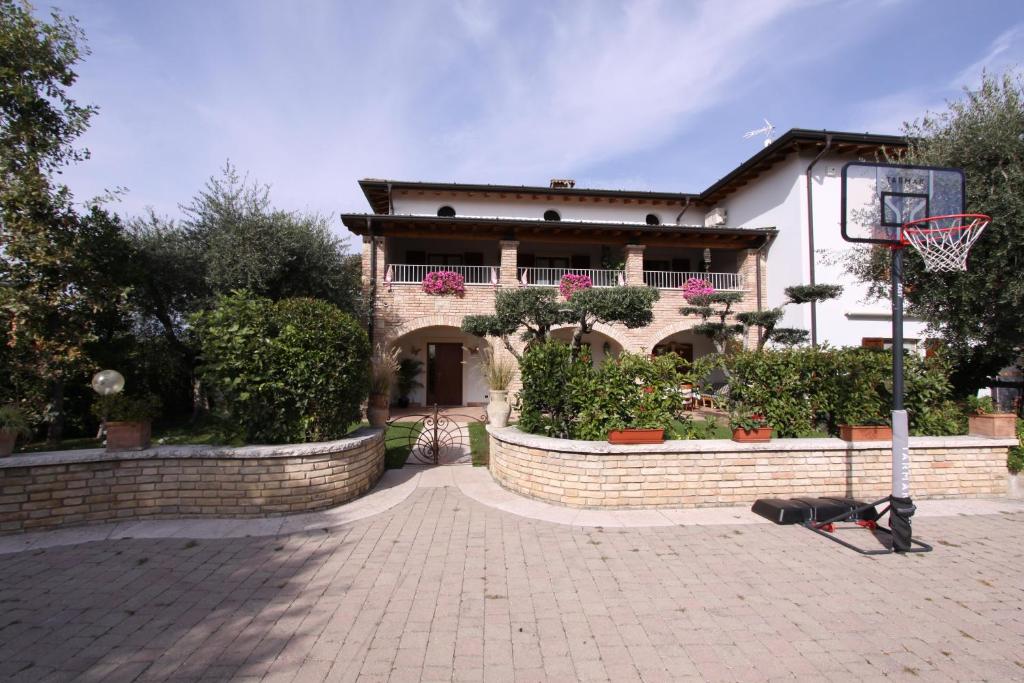 koszykówka przed domem w obiekcie Casa Nicole w Manerba del Garda
