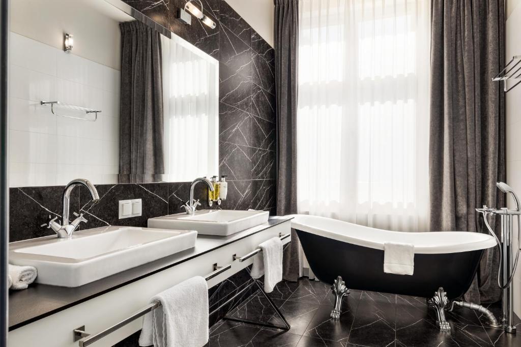 Photo of King Suite Deluxe with Sofa Bed, Non-Smoking #7