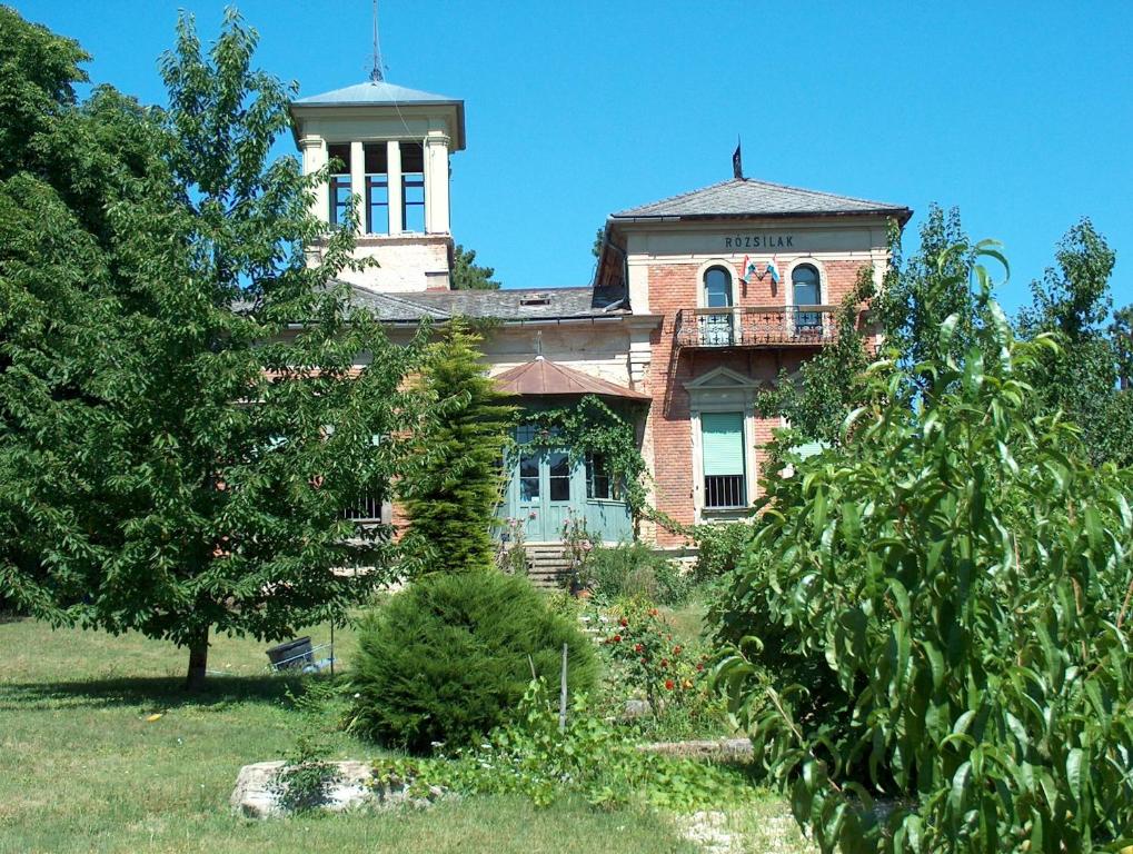 Une ancienne maison en briques avec une tour en haut dans l'établissement Rózsilak, à Balatonfüred