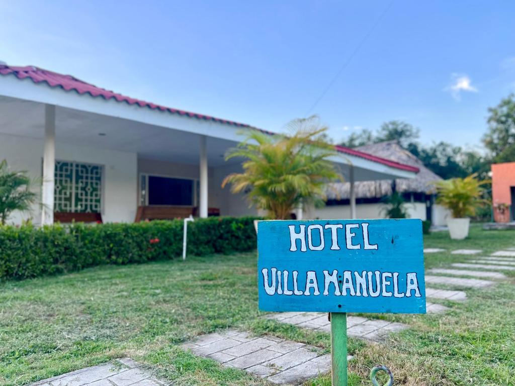 un panneau devant un hôtel dans une cour dans l'établissement Finca Hotel Villa Manuela, à Sahagún