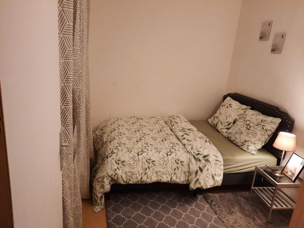una piccola camera con un letto ad angolo di Chambre Meublée a Poissy