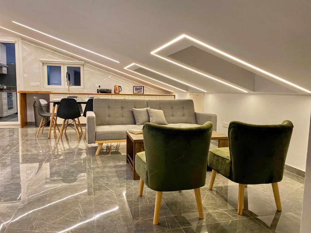 Ruang duduk di Trendy Loft Apartment