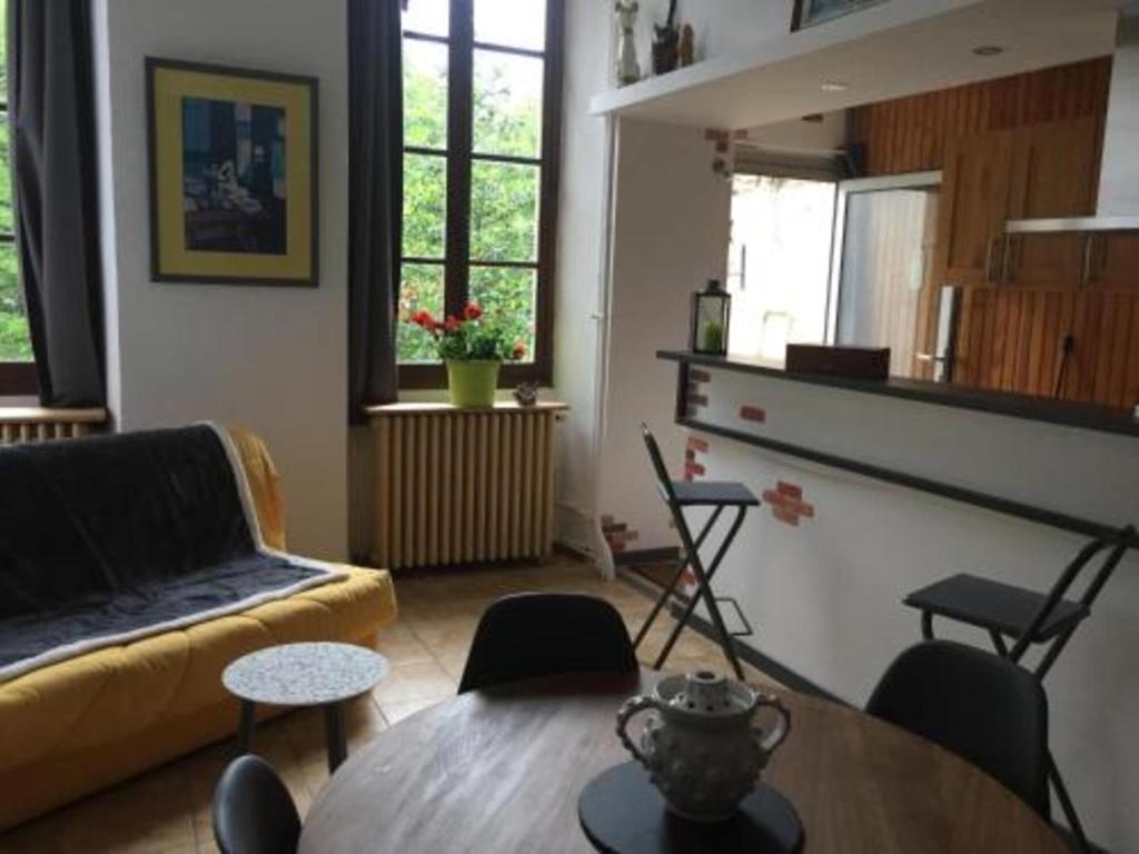 ein Wohnzimmer mit einem Sofa und einem Tisch in der Unterkunft Gîte de la Chatiere in Villefort