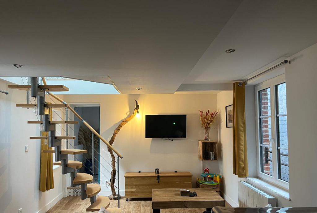 Il comprend un salon avec un escalier et une télévision. dans l'établissement Moana, à Honfleur
