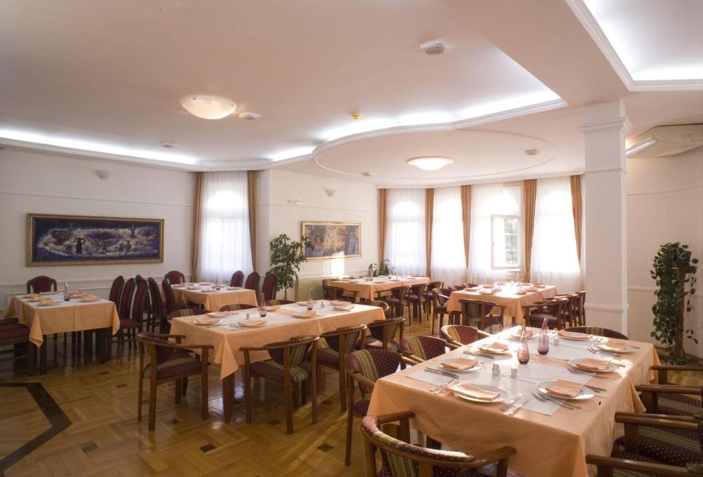 Restoran või mõni muu söögikoht majutusasutuses Garni Hotel Panorama Lux