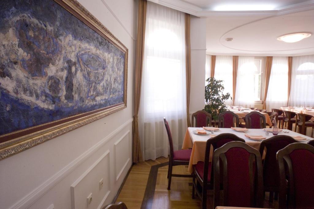 Restoran või mõni muu söögikoht majutusasutuses Garni Hotel Panorama Lux