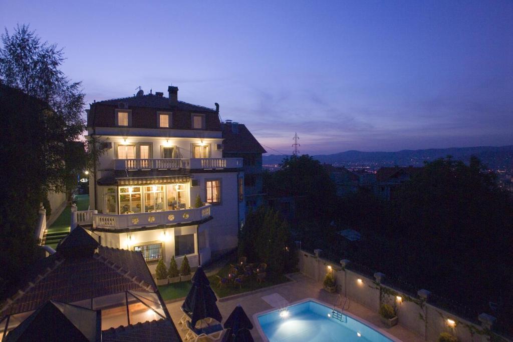 Bassein majutusasutuses Garni Hotel Panorama Lux või selle lähedal