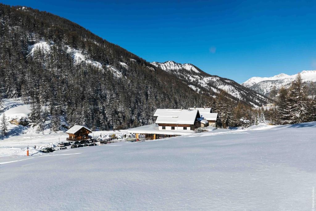 un rifugio da sci nella neve tra le montagne di Hotel Spa L'Equipe a Molines-en-Queyras