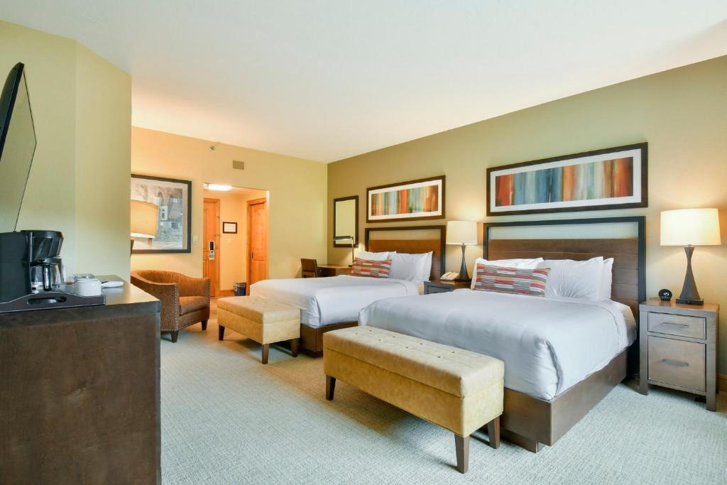 パークシティにあるGrand Summit Lodge by Park City - Canyons Villageのベッド2台とテレビが備わるホテルルームです。
