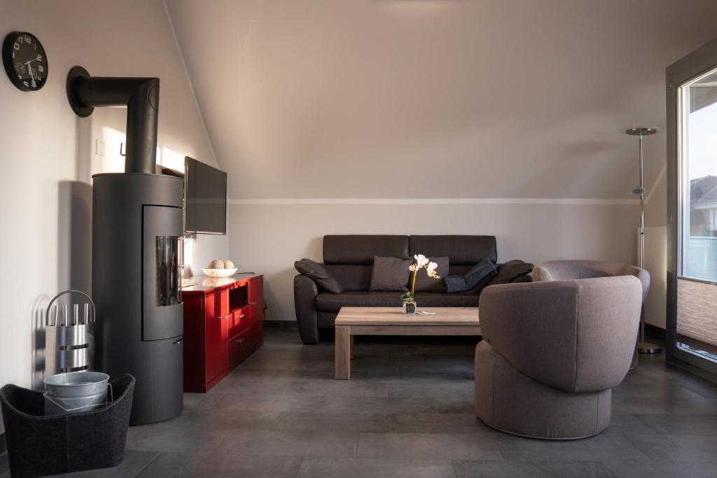 ハイリゲンハーフェンにあるOstsee - Appartement Nr 83 "Durchblick" im Strand Resortのリビングルーム(ソファ、コーヒーテーブル付)