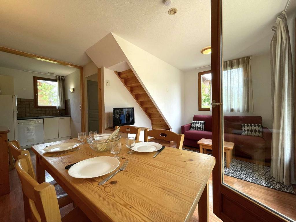 uma sala de jantar com uma mesa de madeira e uma sala de estar em Chalet Le Dévoluy, 3 pièces, 4 personnes - FR-1-525-270 em Le Dévoluy
