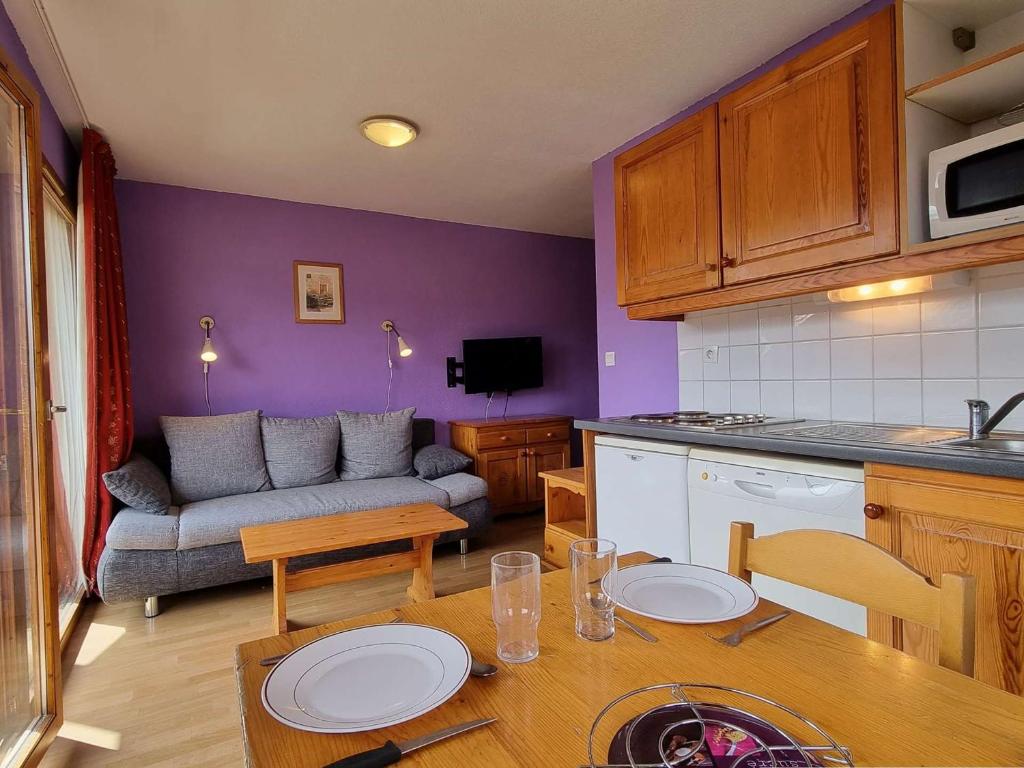 een keuken en een woonkamer met een bank en een tafel bij Appartement Le Dévoluy, 2 pièces, 6 personnes - FR-1-525-272 in Le Dévoluy