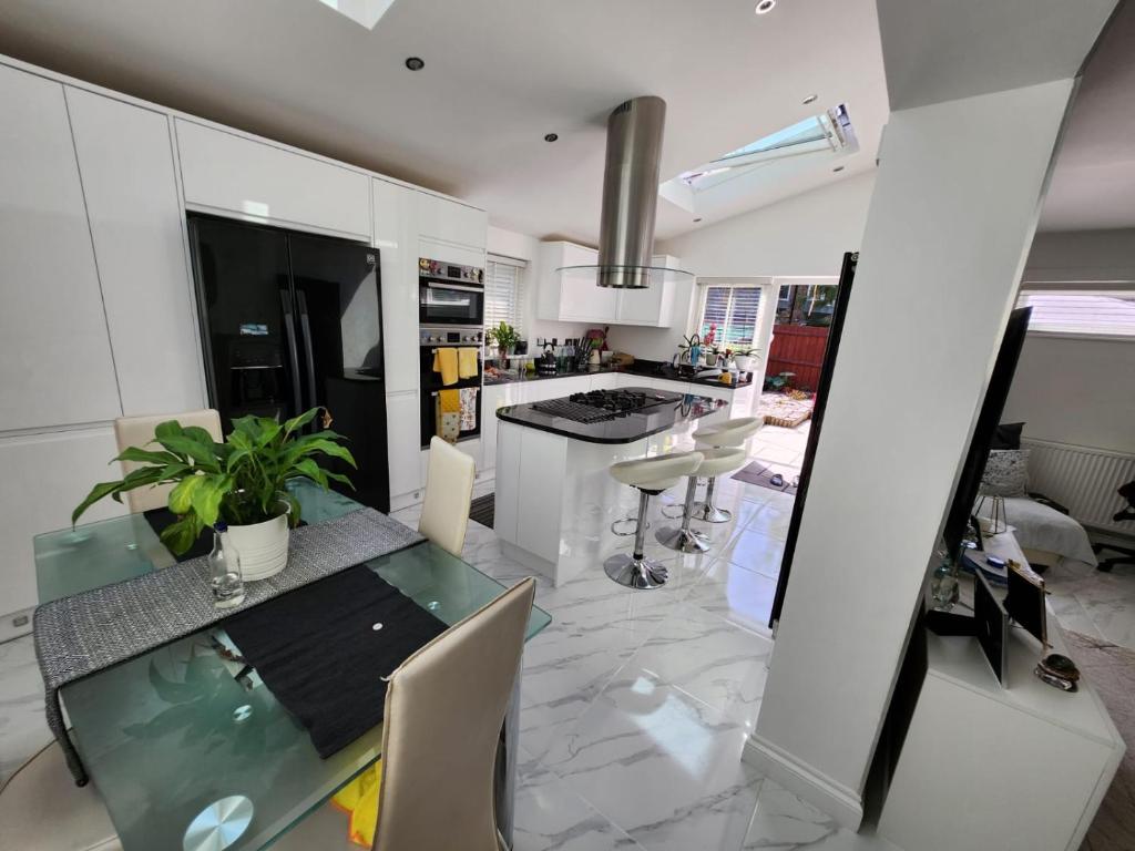 Kuchyň nebo kuchyňský kout v ubytování West Dulwich Home 28 Mins to London Victoria