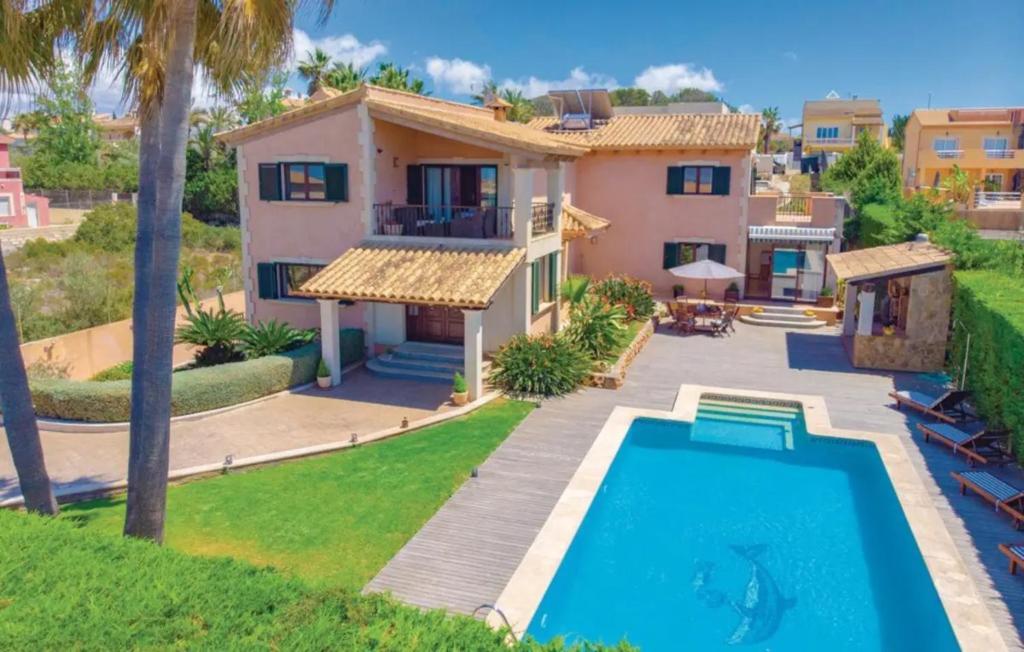 une villa avec piscine et une maison dans l'établissement Villa La Mallorquina, à Sa Torre
