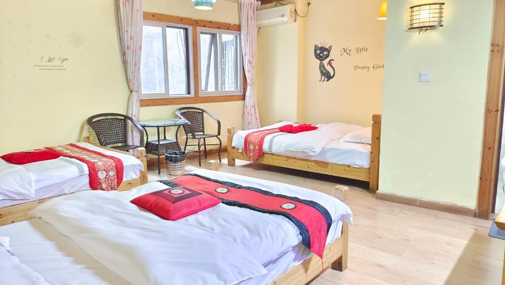 Łóżko lub łóżka w pokoju w obiekcie laomen hotel