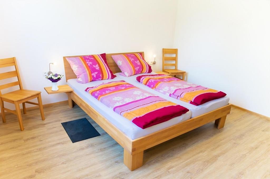 Uma cama ou camas num quarto em Mayer Burghöfe