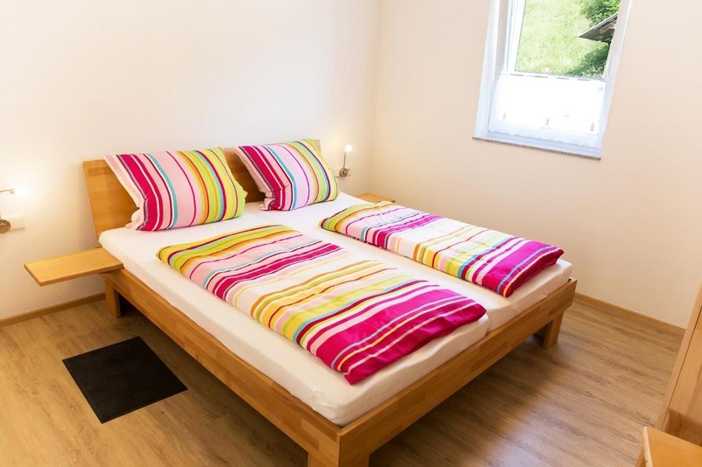 Uma cama ou camas num quarto em Mayer Burghöfe