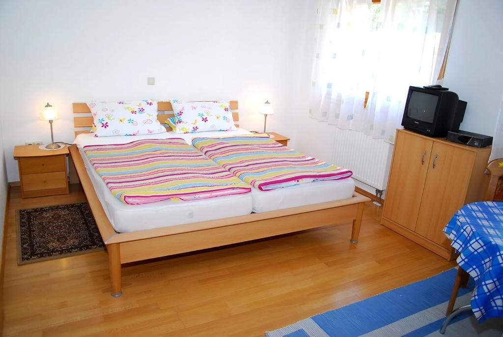 Uma cama ou camas num quarto em Mayer Burghöfe