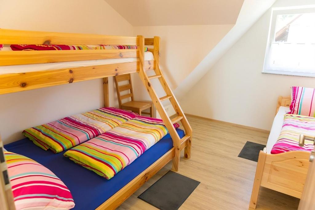 Uma cama ou camas num quarto em Mayer Burghöfe