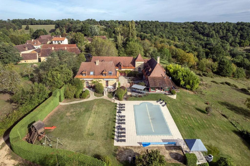 的住宿－Maison Monribot，享有带游泳池的大型庄园的空中景致
