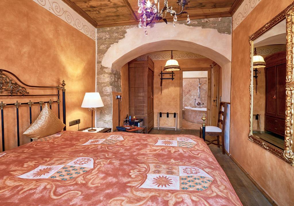 Postel nebo postele na pokoji v ubytování Historik Hotel Gotisches Haus garni
