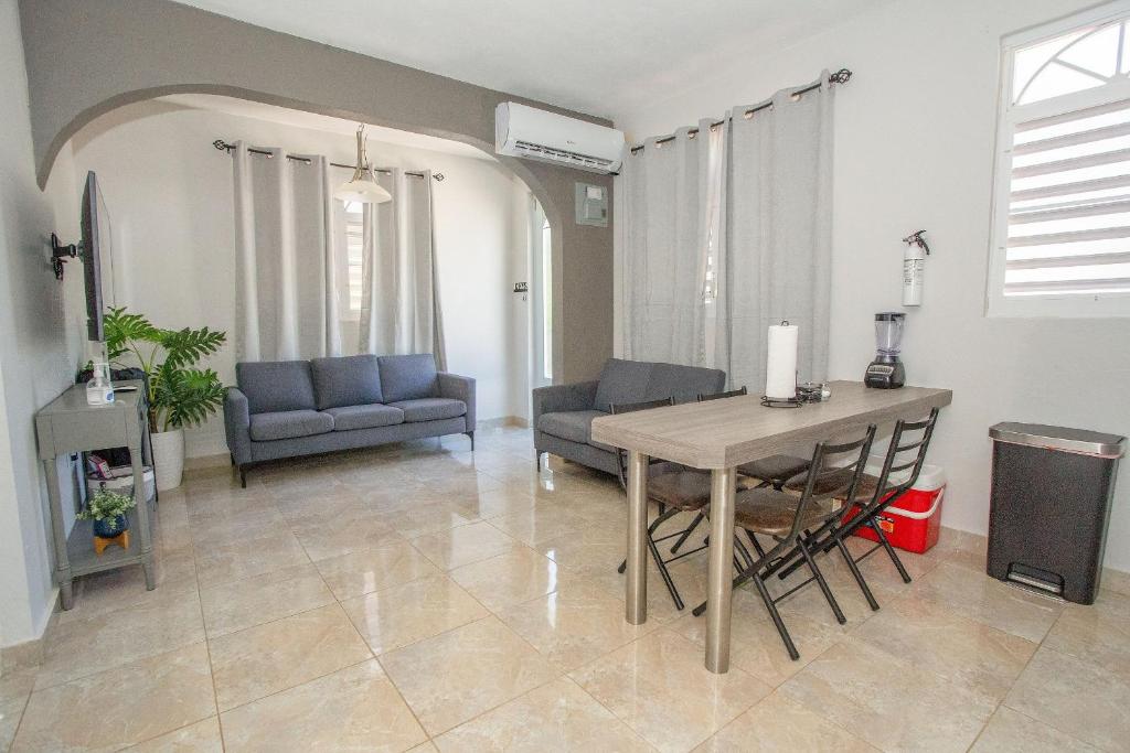 sala de estar con mesa de comedor y sillas en EcoMar Rentals 3/2: Cabo Rojo PR: Piscina y Playas, en Cabo Rojo