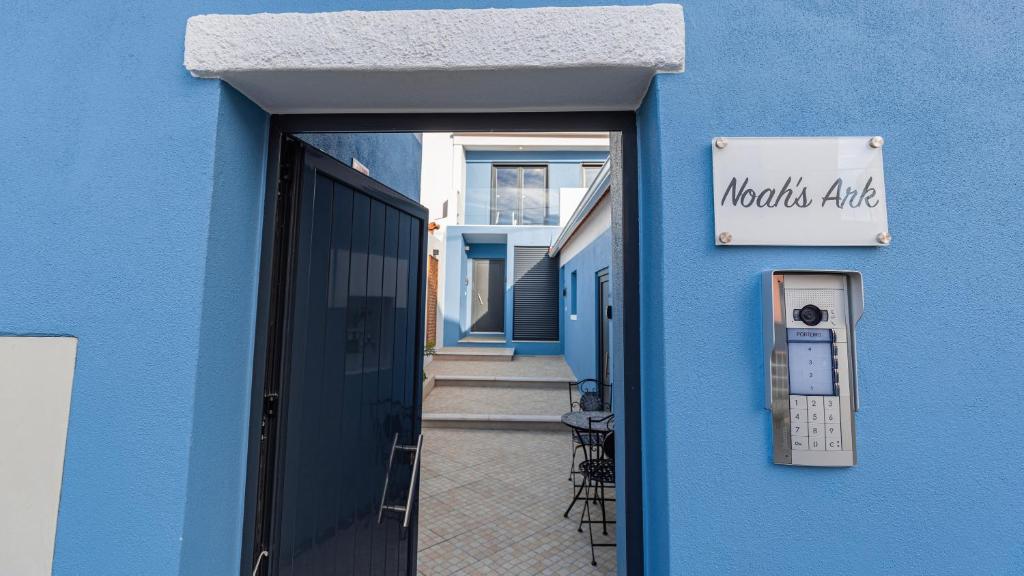niebieski budynek z drzwiami i napisem w obiekcie Noah's Ark by LovelyStay w mieście Cascais
