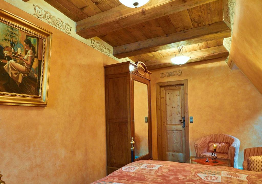 Postel nebo postele na pokoji v ubytování Historik Hotel Gotisches Haus garni