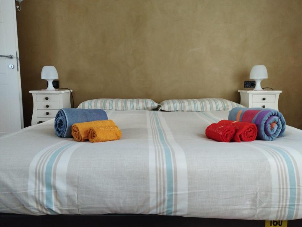un letto con tre asciugamani sopra di Sea & Park a Genova